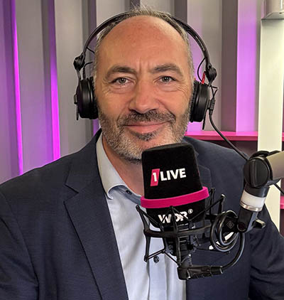 Prof. Michael Schwertel im 1LIVE Studio beim Interview zu Künstlicher Intelligenz und Medieninnovation