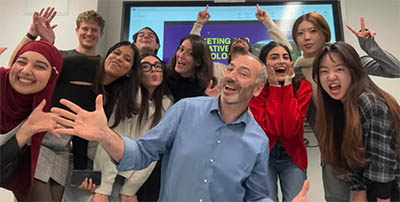 Studierende und Prof. Michael Schwertel nach der Abschlusspräsentation im Wintersemester 2025 an der CBS International Business School