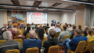 KI Workshop mit KI Kompass Kartenspiel von Prof Michael Schwertel bei der IHK Köln mit Teilnehmern im Seminarraum