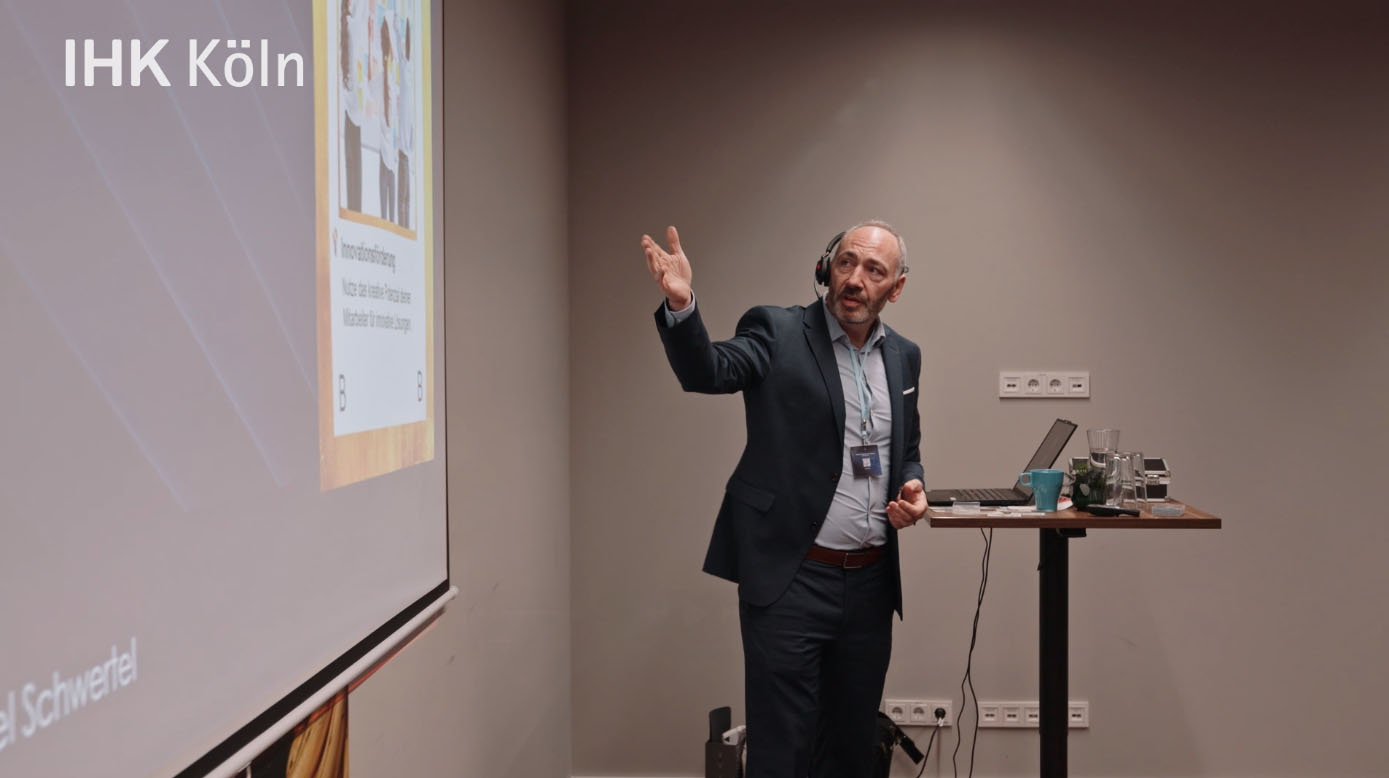 Keynote Speaker für Künstliche Intelligenz Prof Michael Schwertel bei Vortrag auf IHK Köln Bühne