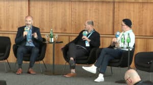 Panel zu KI im öffentlich-rechtlichen Rundfunk beim ARD/ZDF/Deutschlandradio/DW Freienkongress in Bonn mit Prof. Michael Schwertel, Jan Eggers und Moderatorin Stefan Tiyavorabun