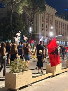 Abendliche Demonstration in Tirana nahe dem Amtssitz von Premierminister Edi Rama, Juni 2026