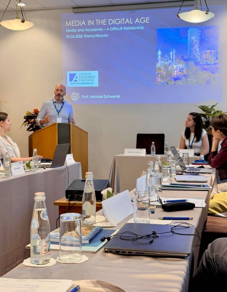 Prof. Michael Schwertel hält Vortrag über Slopaganda bei der KAS-Konferenz Media and Academia in Tirana