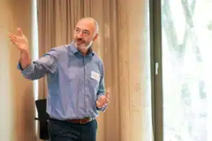 Michael Schwertel bei seinem Vortrag über KI, Fakes und Vertrauen bei Besser Online 2026